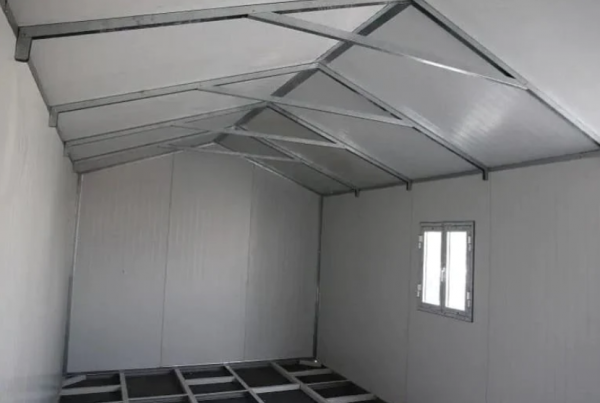 Atap Gable dengan Nuansa Monokrom